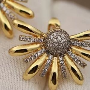 Luxurious flower earrings made of zirconia and copper; nwot